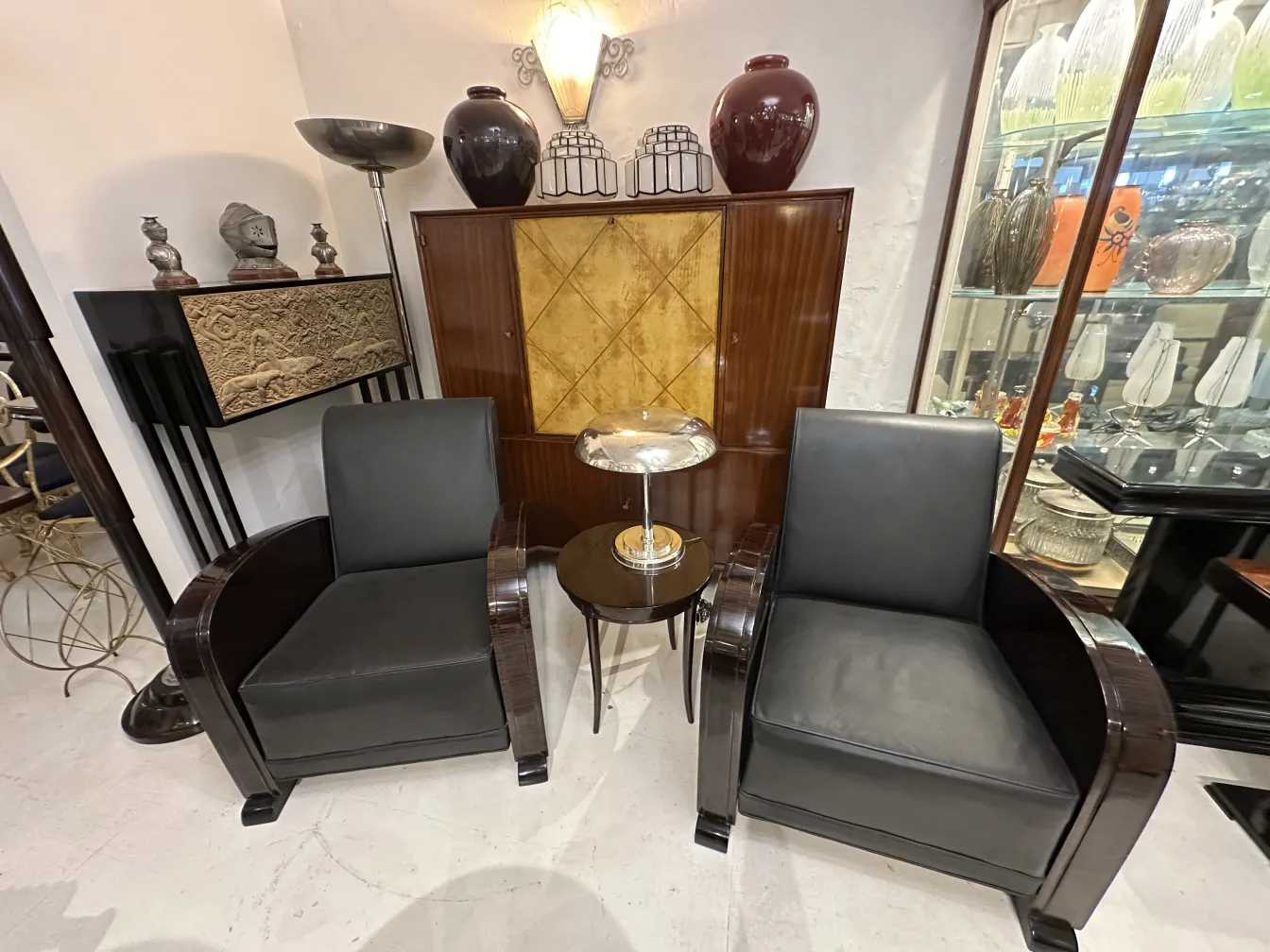 Lampada da tavolo antica su tavolo nero in ambiente elegante