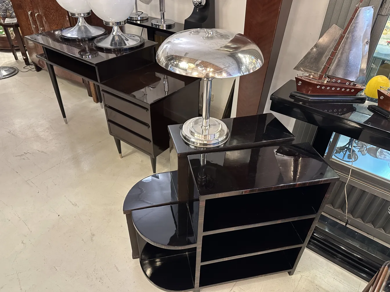 Antigua lámpara de mesa con base brillante, ideal para decoraciones retro. Fondo de muebles clásicos y ambiente elegante.