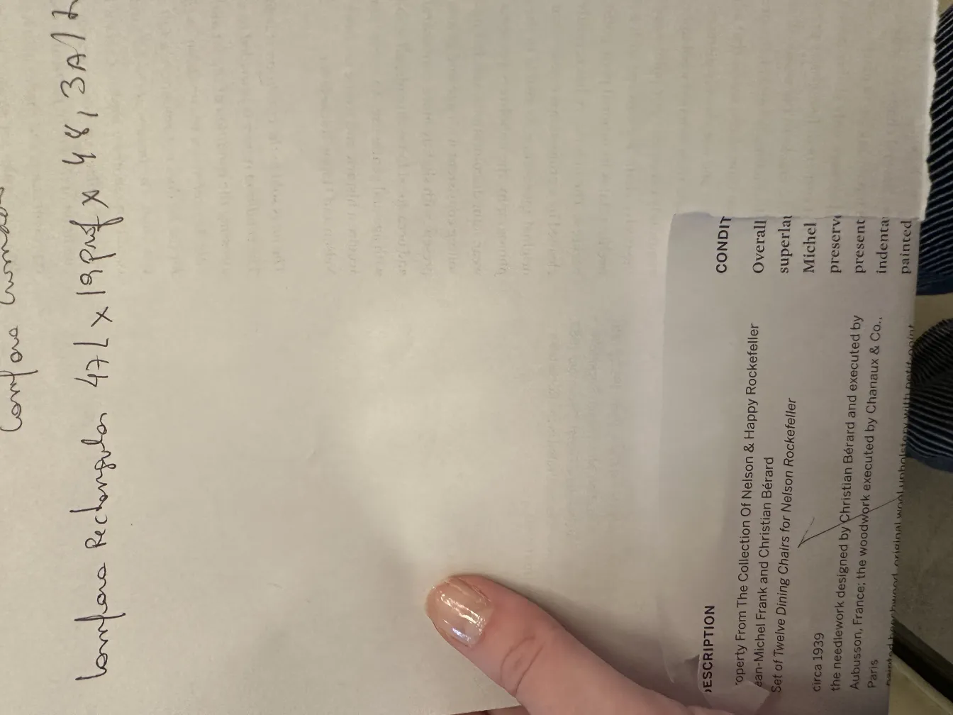 우아한 디자인과 눈에 보이는 디테일이 있는 고풍스러운 테이블 램프