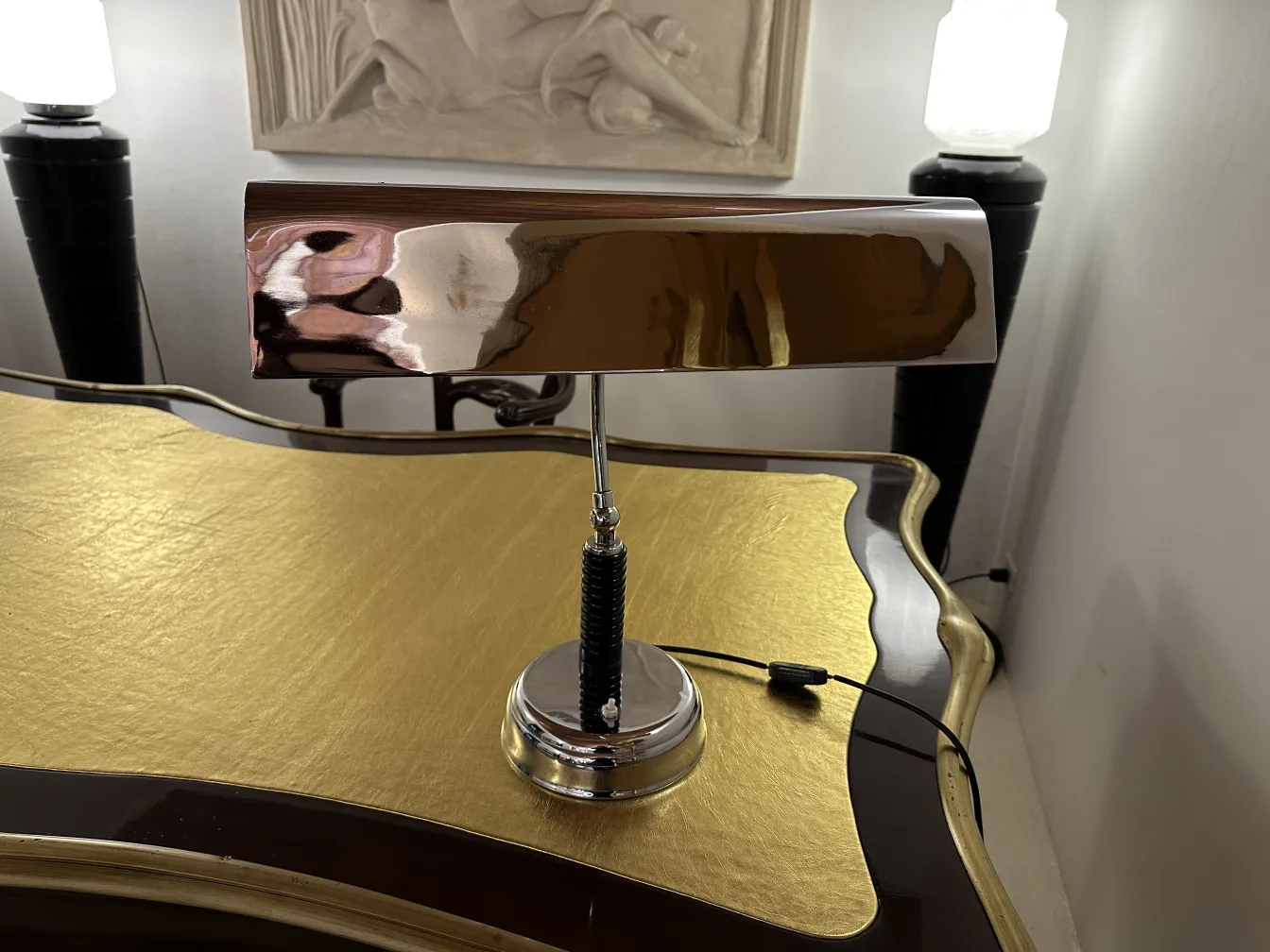 luminária de mesa antiga brilhante com base cromada