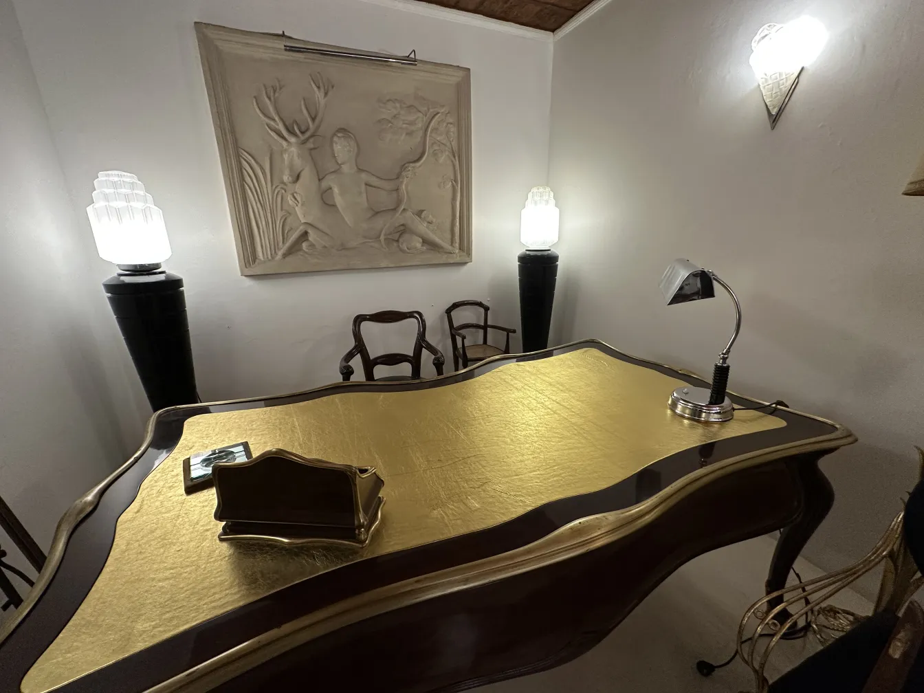 Luminária de mesa antiga com luz suave, perfeita para decoração