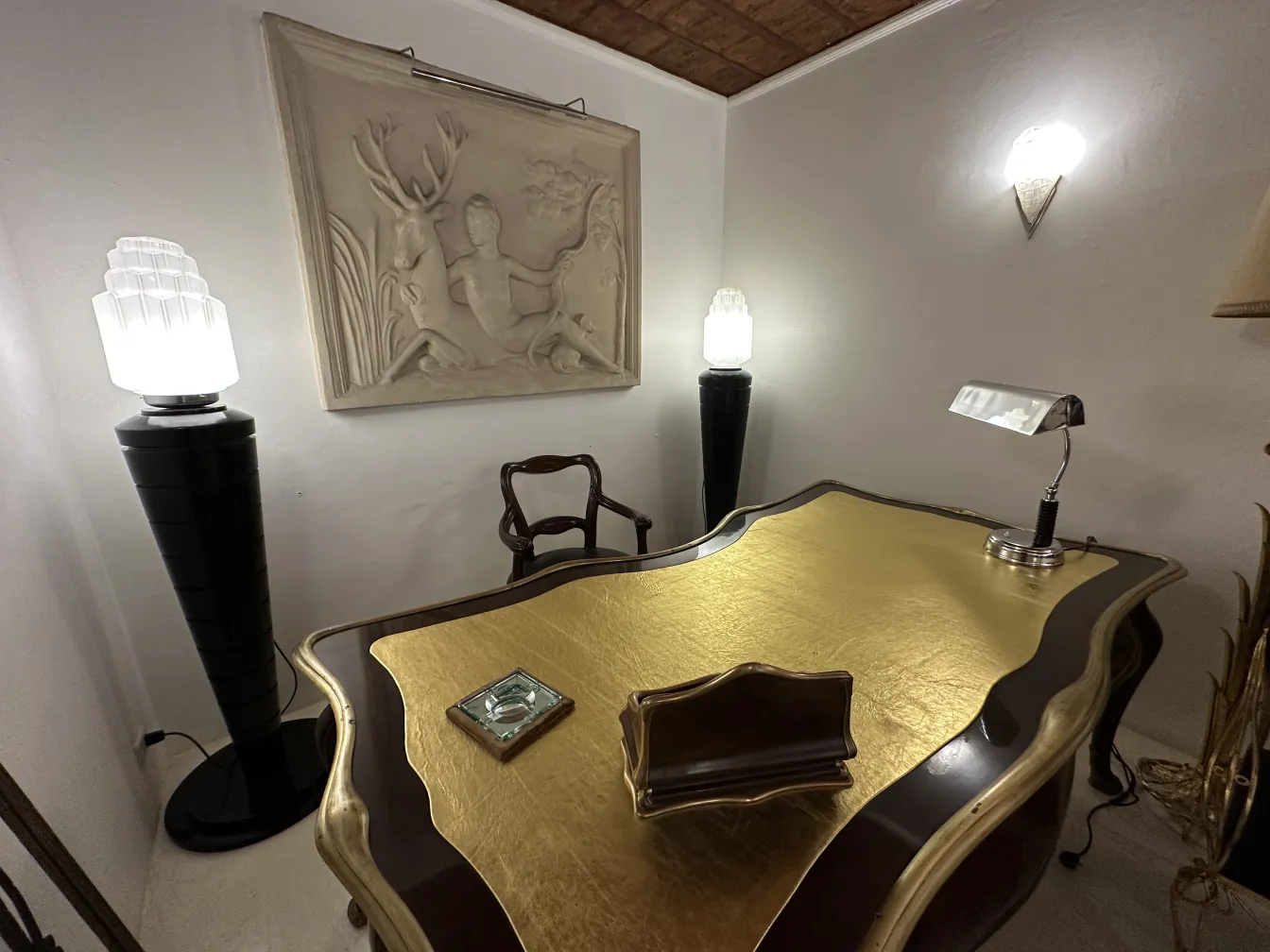 lampada da tavolo antica che illumina una scrivania elegante dorata