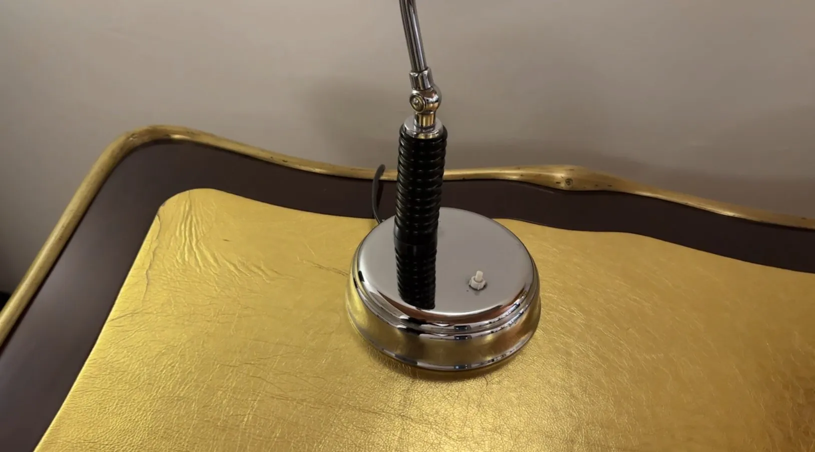 Lampe de bureau ancienne avec base brillante dans un cadre élégant