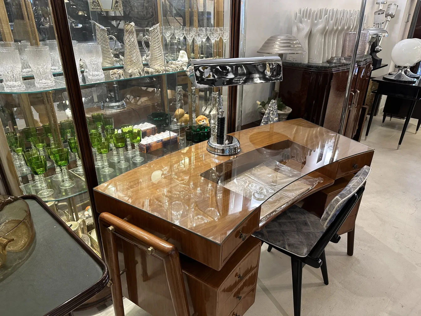 antigua lámpara de mesa sobre un escritorio elegante, rodeada de cristalería