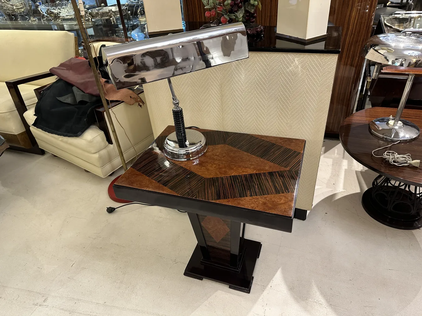 Luminária de mesa antiga com design elegante e único, em um ambiente clássico com móveis de época.