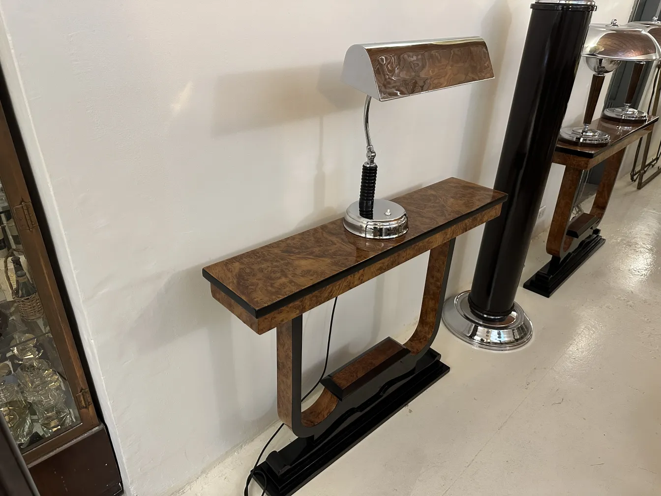 античная настольная лампа с уникальным дизайном и декоративной основой в антикварной обстановке.