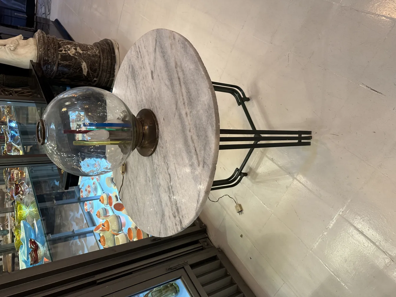 lampe de bureau ancienne avec une sphère en verre colorée et un socle élégant