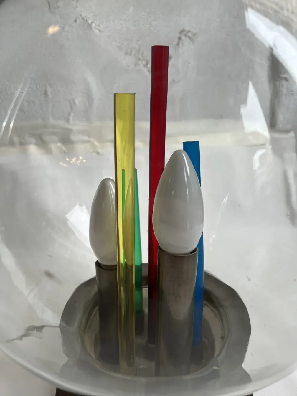 lampada da tavolo antica con luci colorate e design moderno