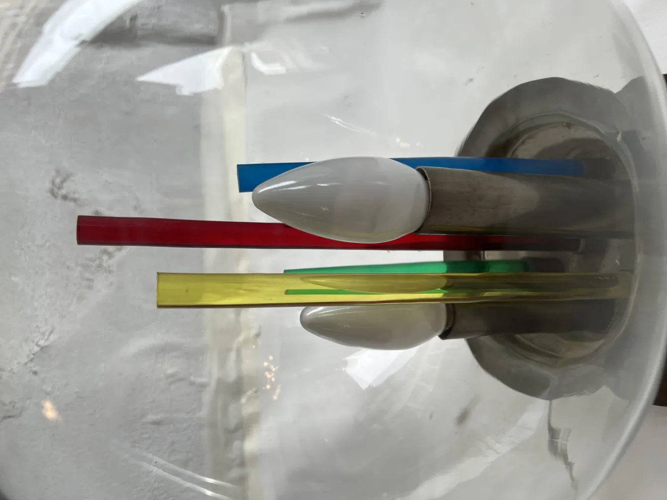 Luminária de mesa antiga com cores vibrantes e design atraente