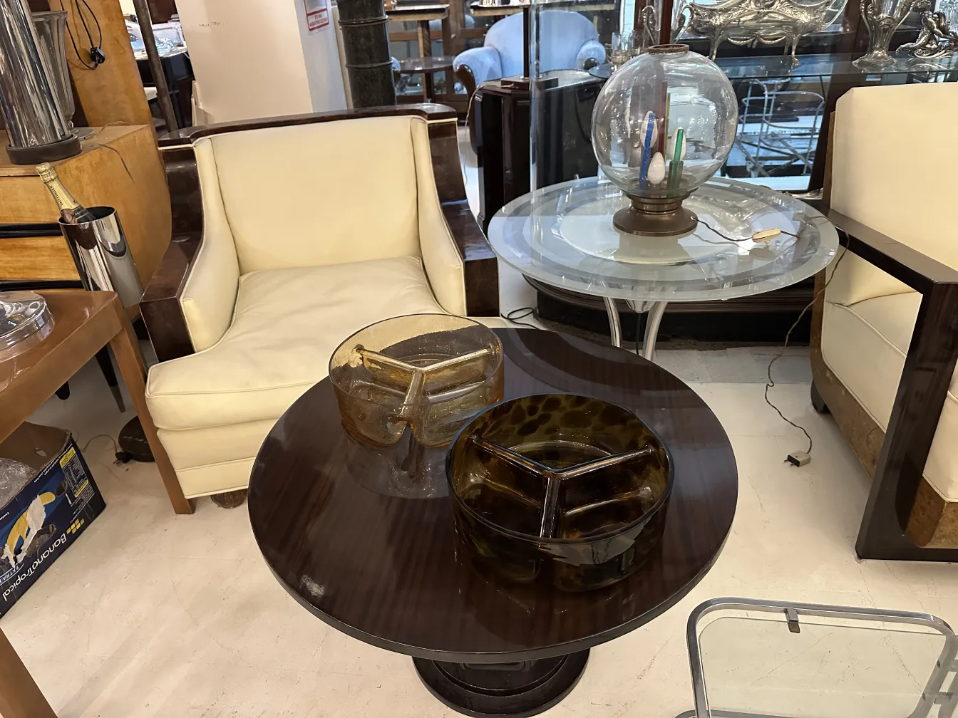 lampe de bureau au design élégant et aux détails anciens, placée dans un environnement moderne