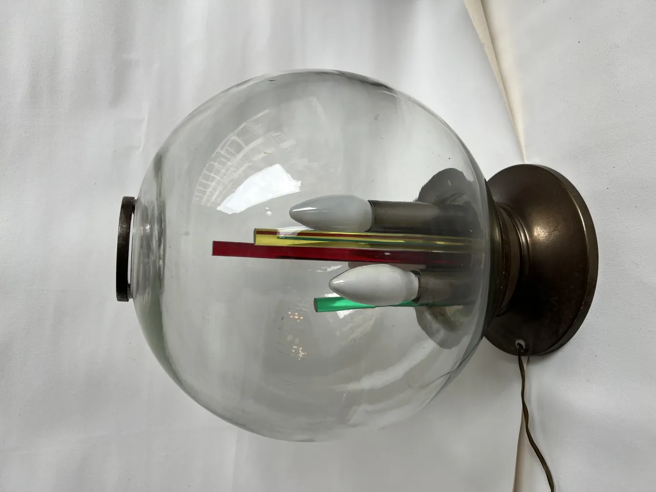 Lampada da tavolo antica con un design sferico colorato, perfetta per decorare.