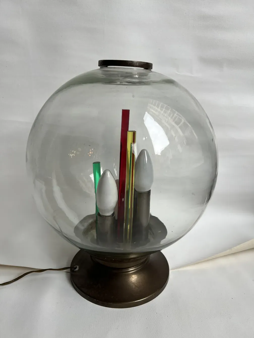 luminária de mesa antiga com cores vibrantes e design exclusivo