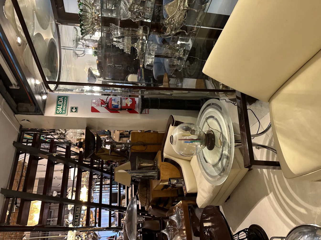 antica lampada da tavolo con design classico in un ambiente accogliente, circondata da elementi decorativi