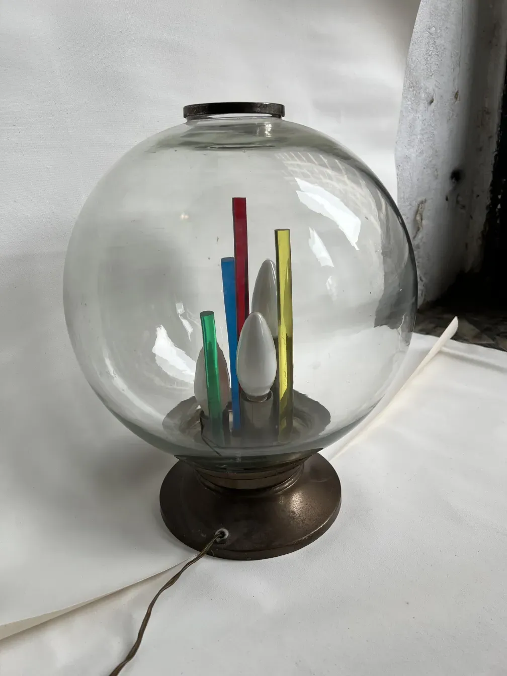 檯燈具有優雅的形狀和鮮豔的顏色