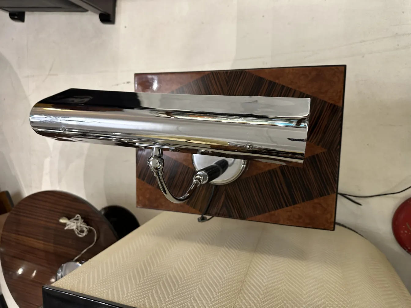 Lampada da tavolo antica con design elegante e dettagli cromati in un ambiente classico.