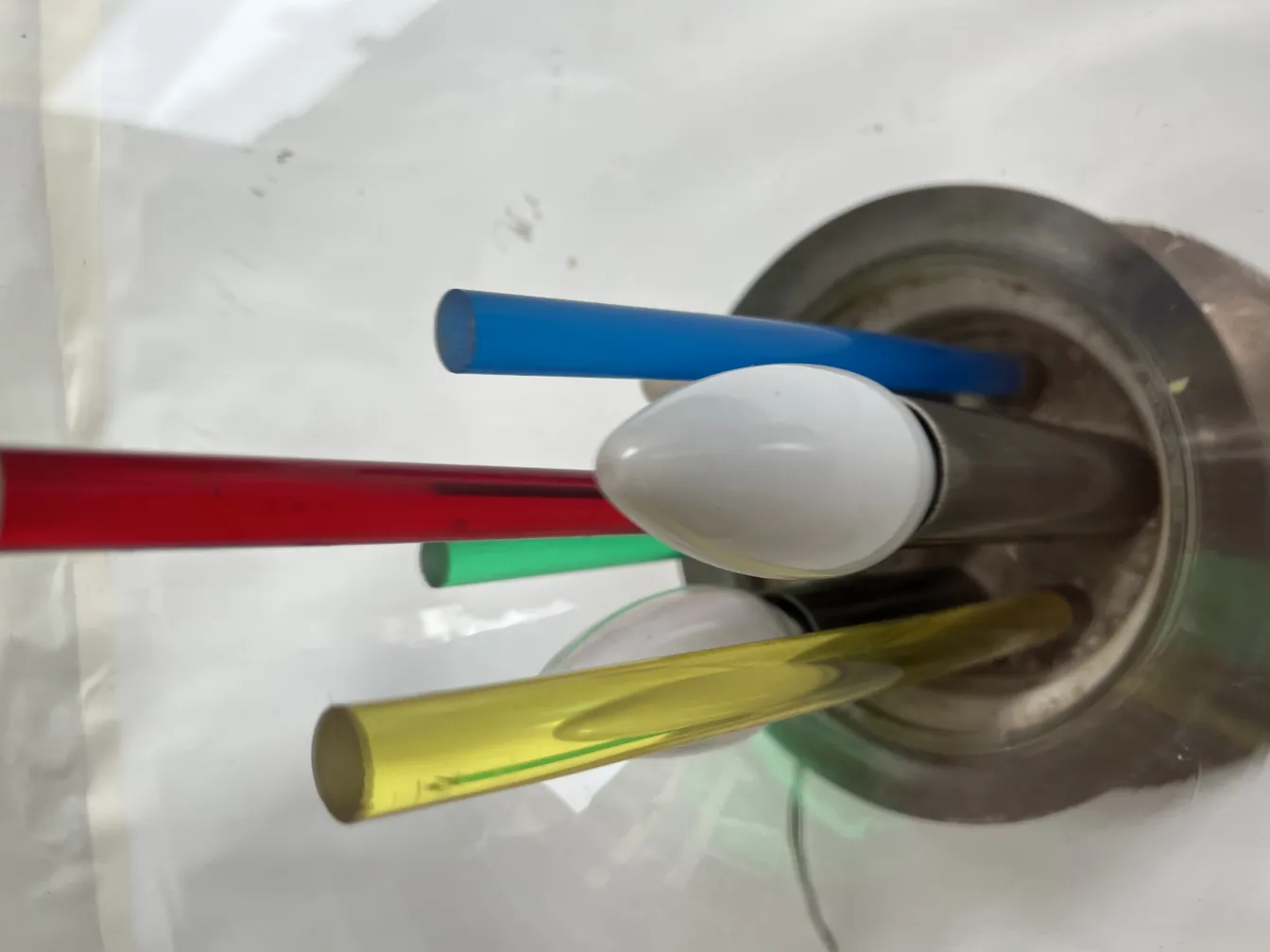 Luminária de mesa antiga com detalhes coloridos e base metálica.