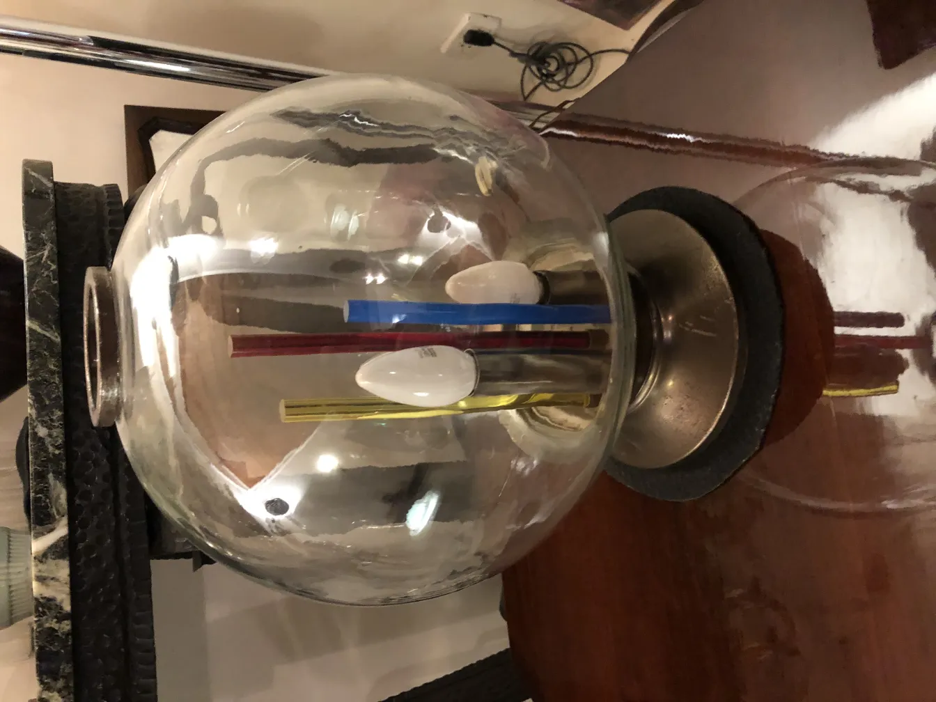 luminária de mesa antiga com lâmpadas e cores vivas em um ambiente clássico