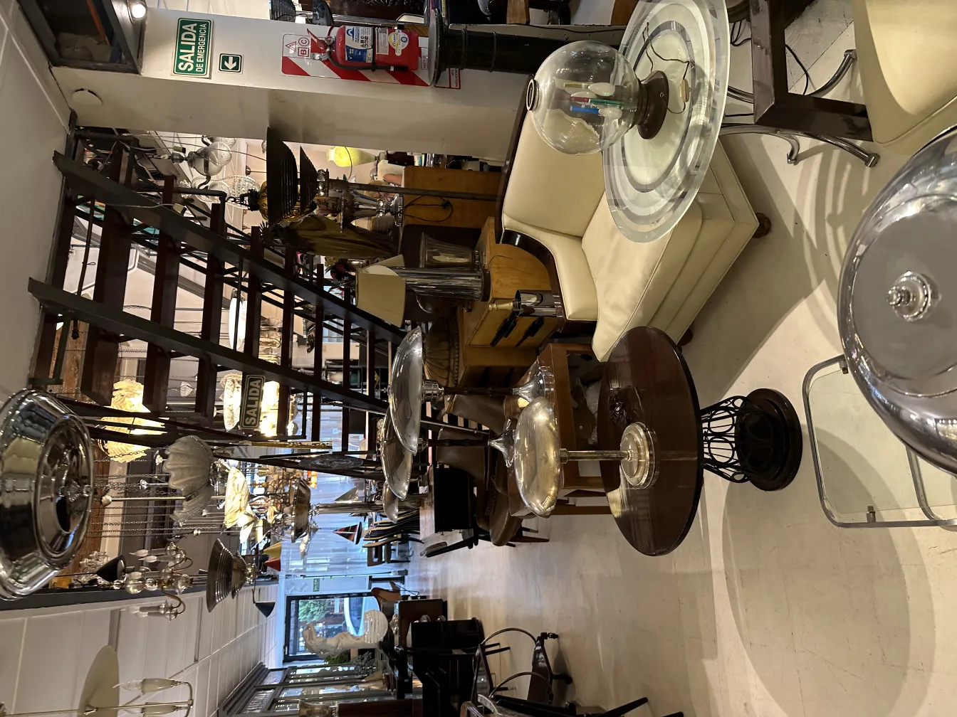 सजावटी पुरानी टेबल लैंप आरामदायक माहौल में