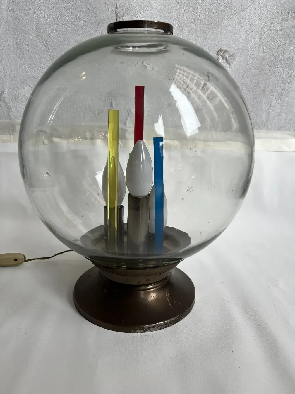 Luminária de mesa antiga com detalhes coloridos e design exclusivo de Carlo Scarpa.