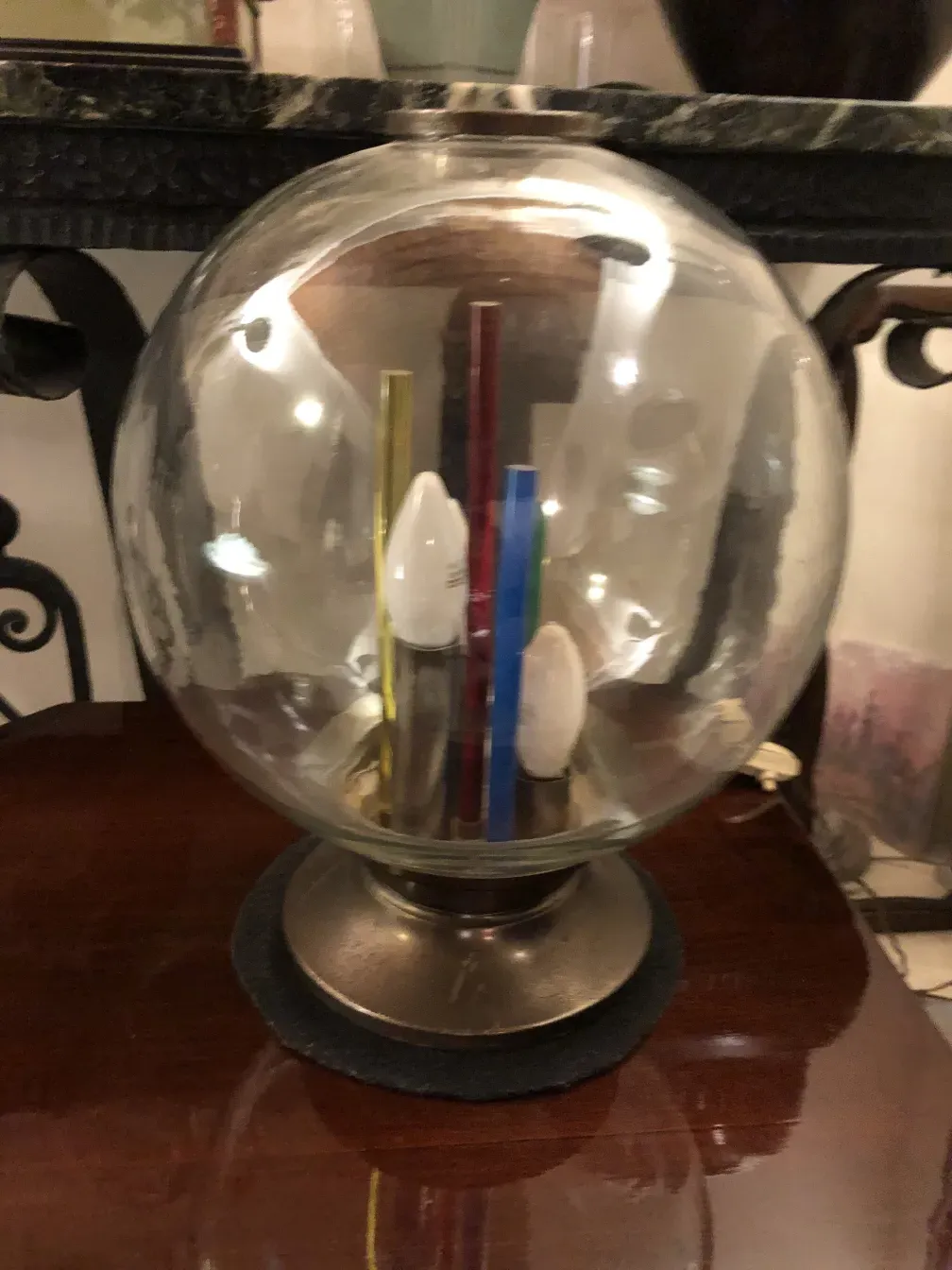 مصباح طاولة قديم مع لمبات داخلية وقاعدة دائري