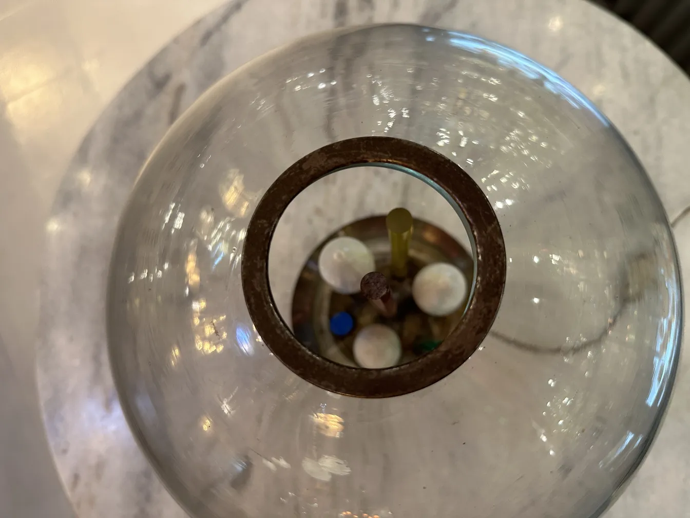 Lampada da tavolo antica di Carlo Scarpa con dettagli colorati visibili.