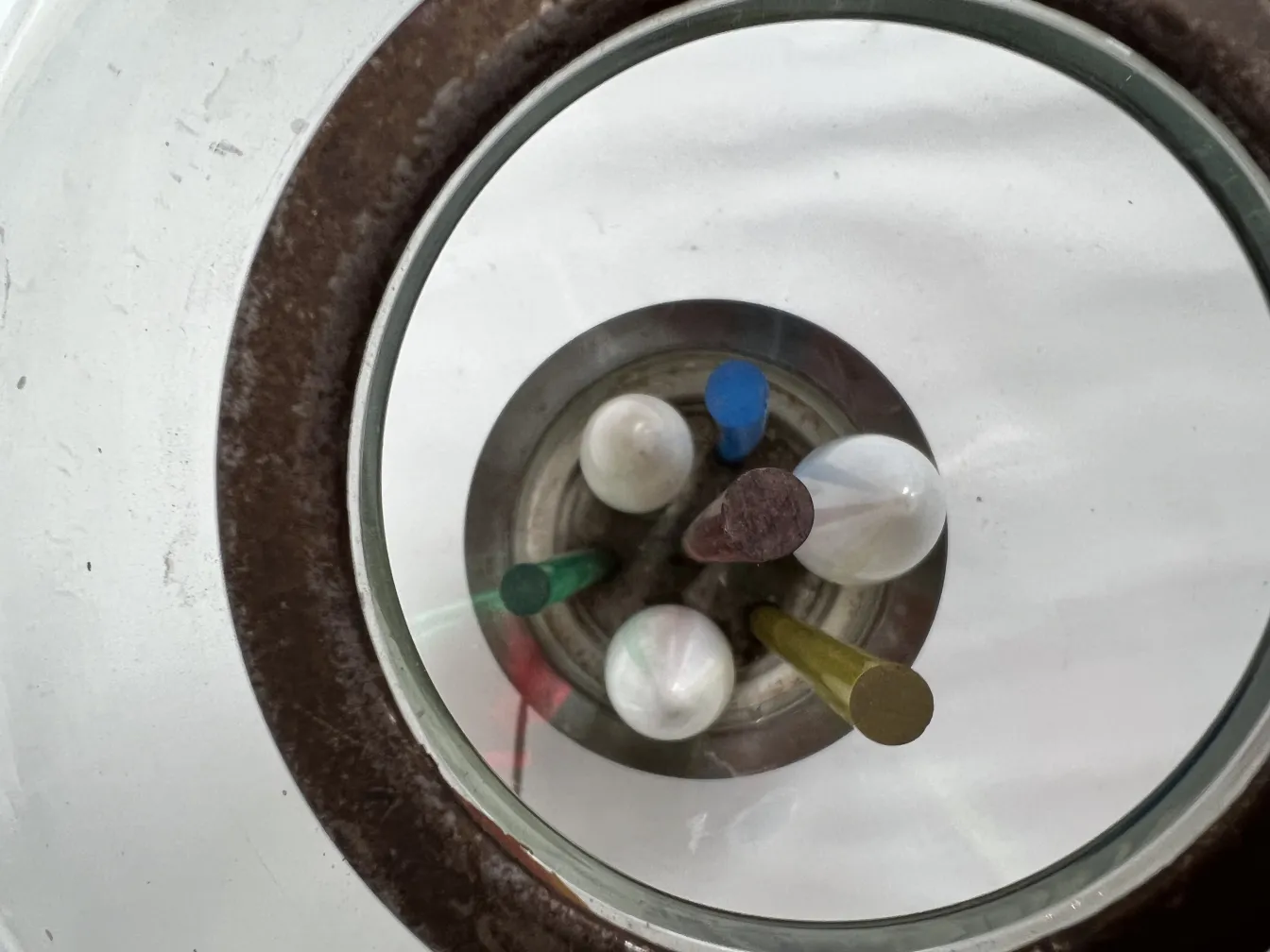 밝은 환경에서 다양한 색상의 골동품 테이블 램프의 상단 보기