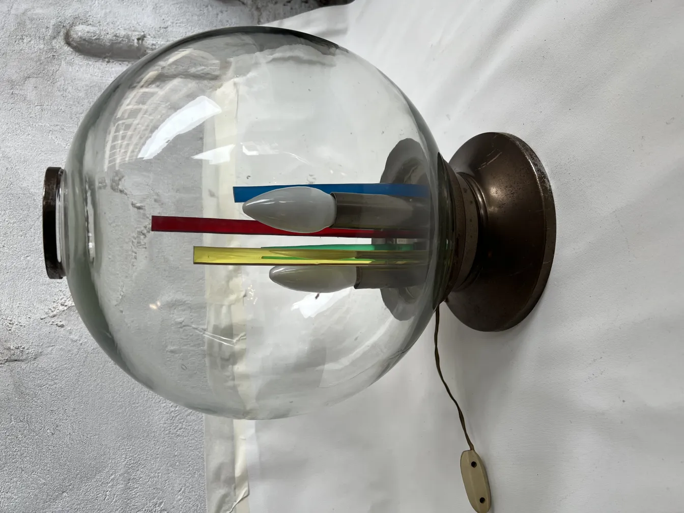 antike tischlampe mit glaskugeln und lebhaften farben