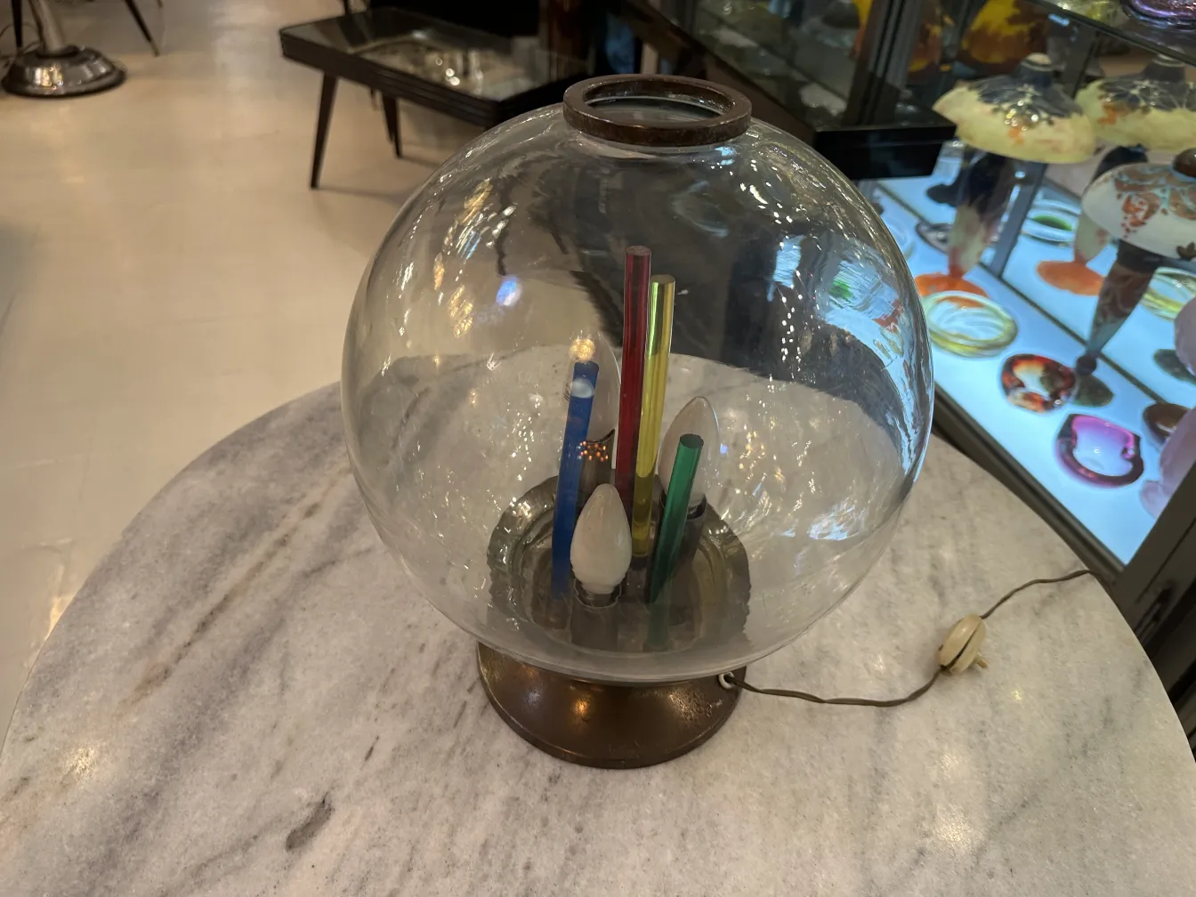 古いテーブルランプ、色鮮やかなガラス