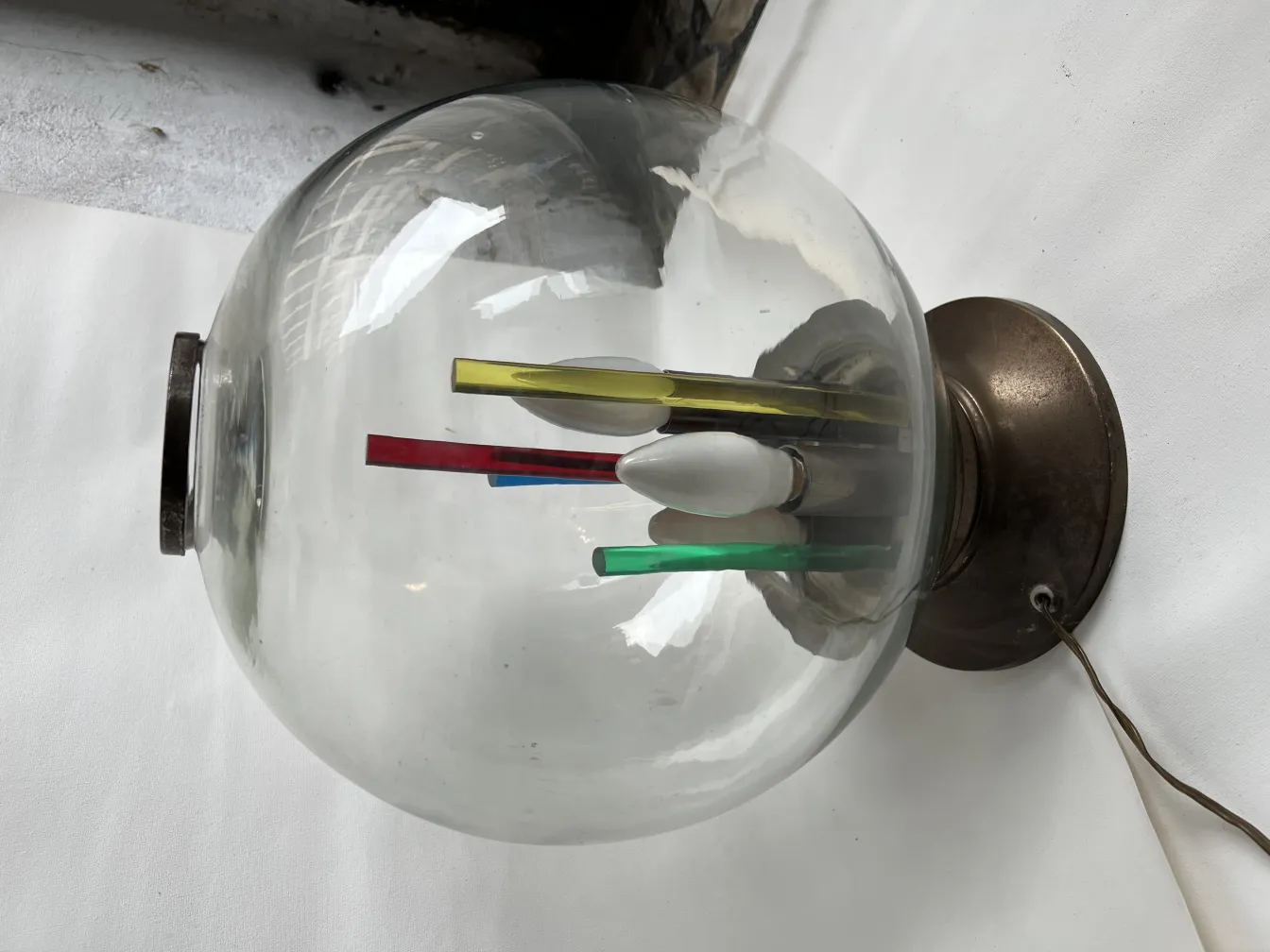 lampe de bureau ancienne avec abat-jour en verre et éléments colorés