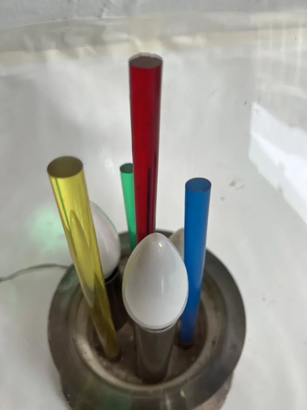 古董桌灯，色彩鲜艳，设计独特，展示卡洛·斯卡帕特色，四周环绕现代环境。