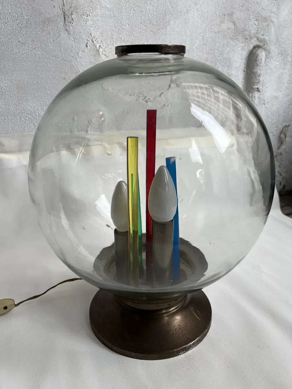 lampada da tavolo antica di Carlo Scarpa con luci colorate.