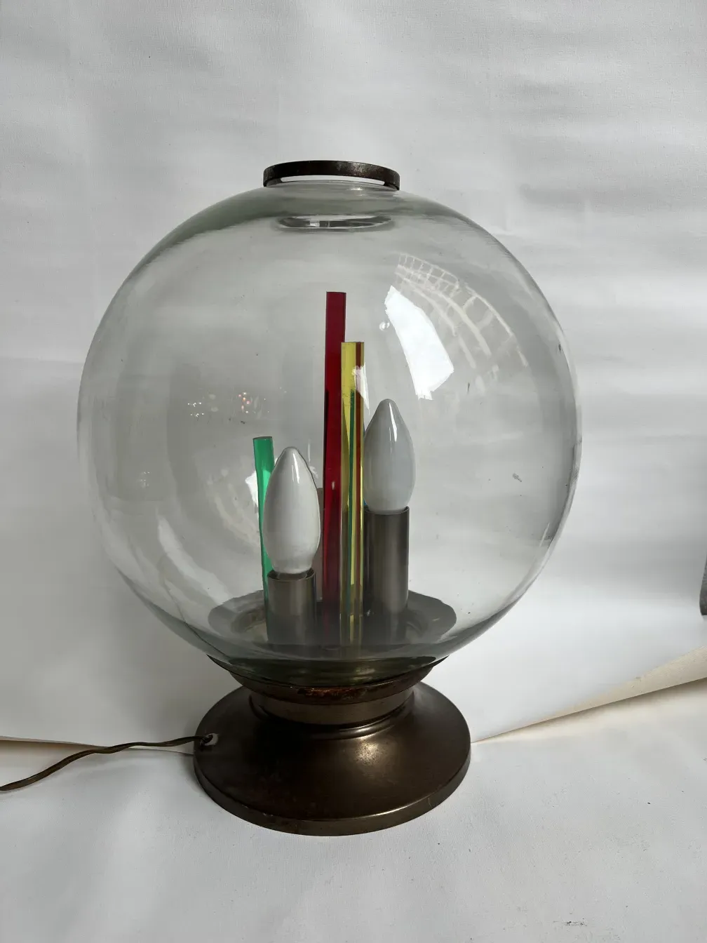 lampe de bureau ancienne avec base ronde et éléments colorés