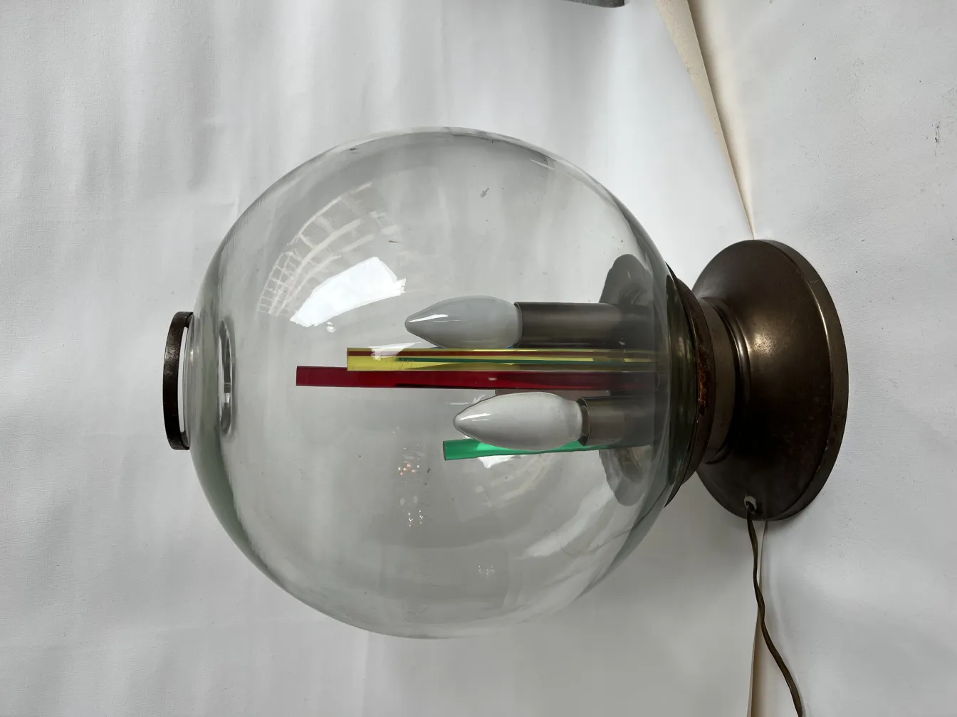 Lampe de bureau ancienne avec forme sphérique et couleurs vives, parfaite pour la décoration.