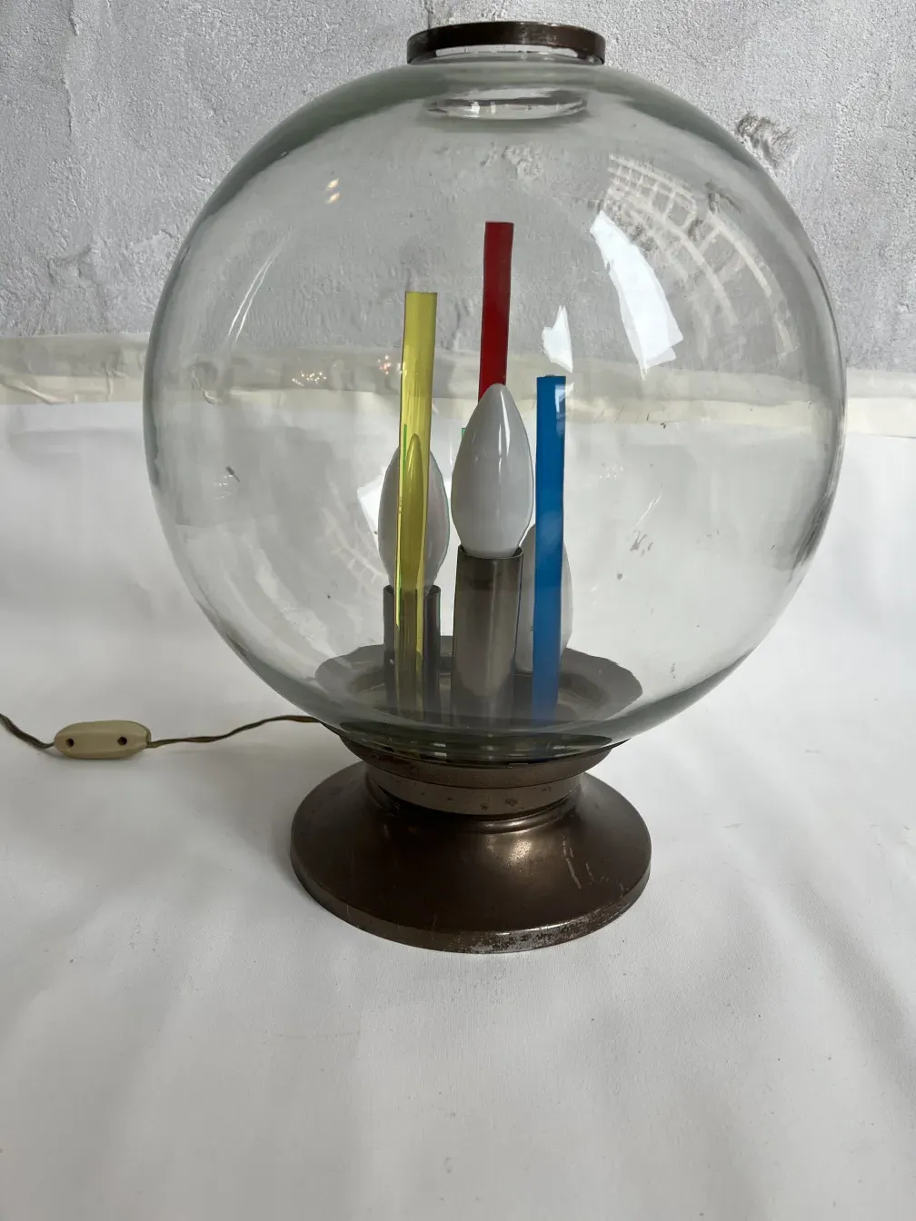 Antiga luminária de mesa de Carlo Scarpa com base metálica e vidro esférico.