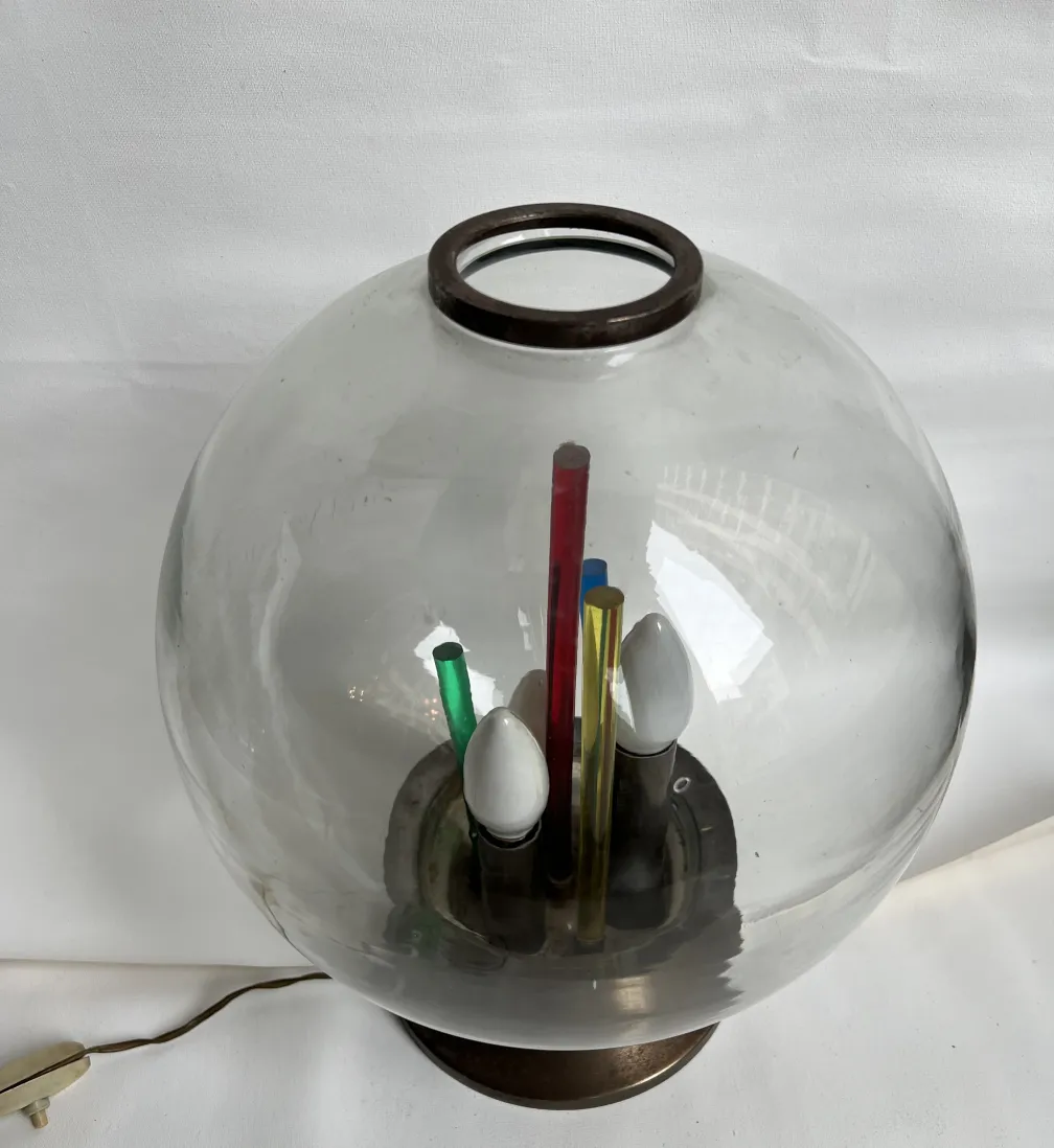 luminária de mesa antiga com base redonda e lâmpadas decorativas coloridas