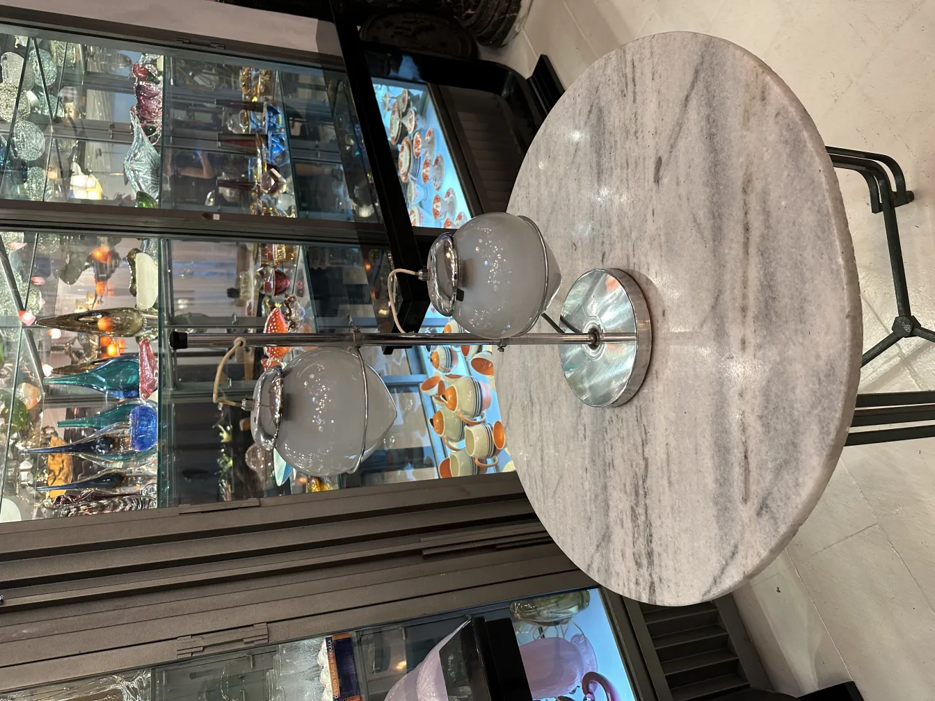 Lampe de bureau antique avec un design élégant et plusieurs lumières.