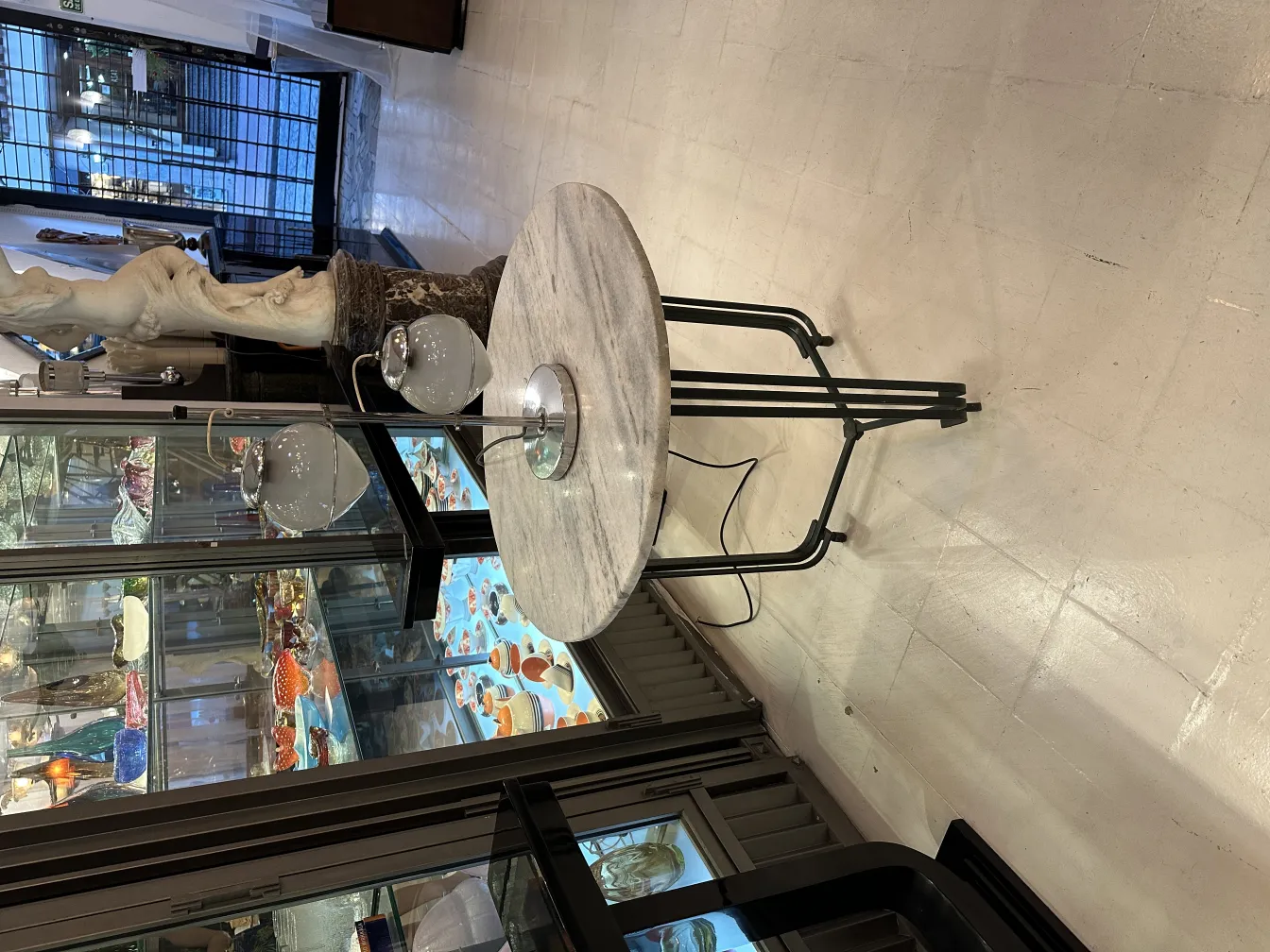 lampara de mesa antigua con forma redonda y bombillas dobles, en una tienda de antigüedades