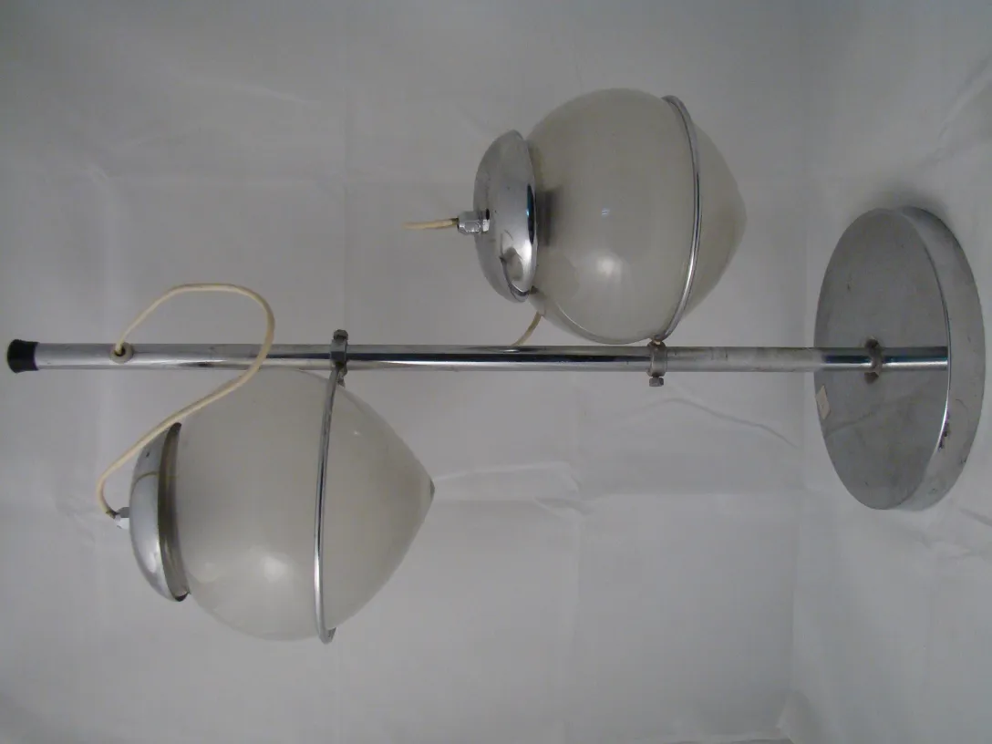 ancienne lampe de bureau avec un design sphérique, environnement neutre