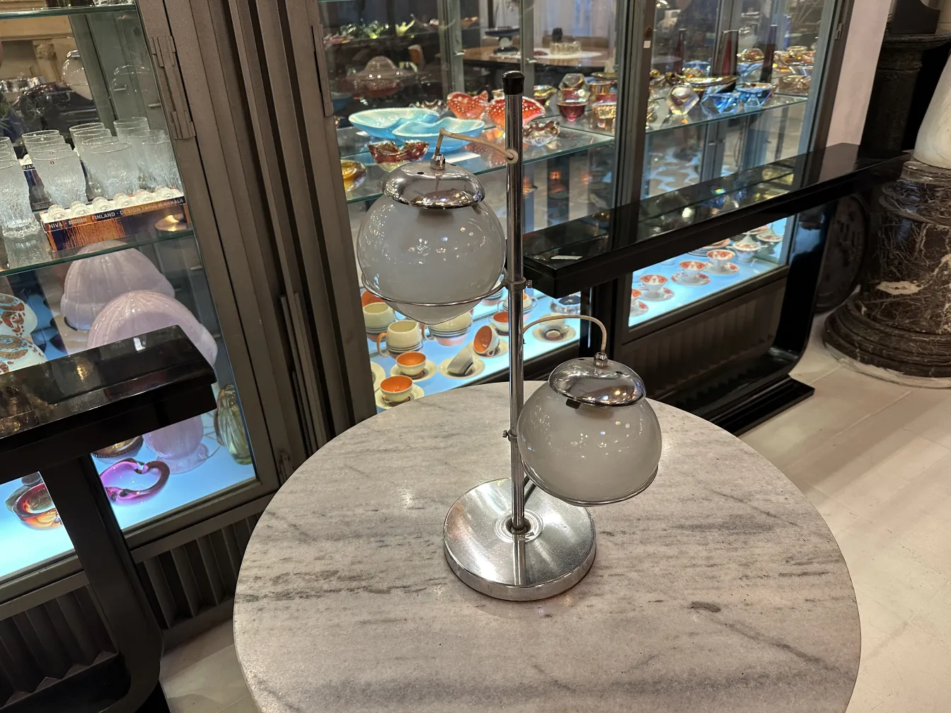 Lampada da tavolo antica con due sfere, elegante e decorativa, perfetta per interni.