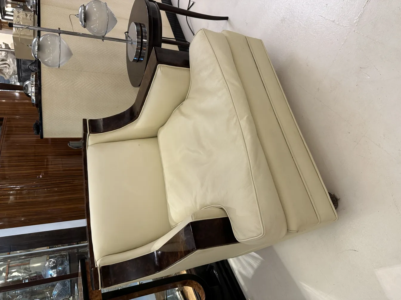 luminária de mesa antiga com base decorativa em ambiente elegante