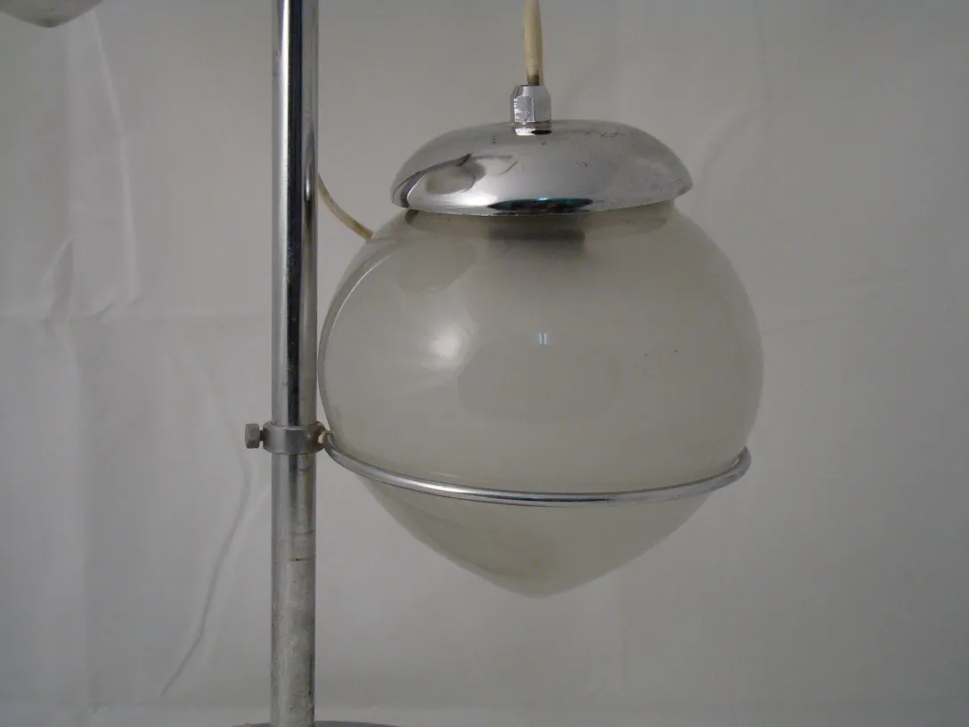 lampara de mesa antigua con esfera blanca y diseño esférico
