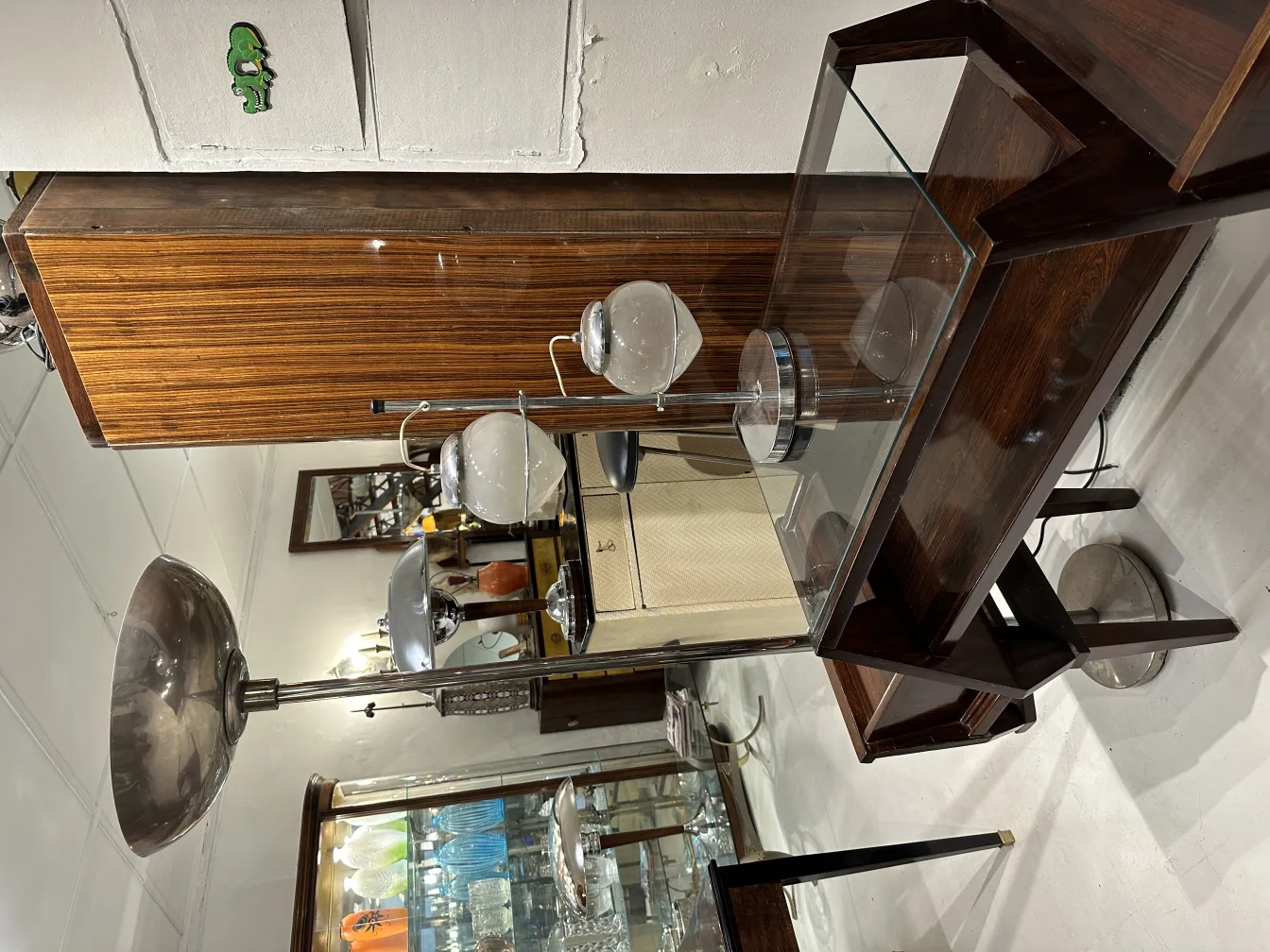 lampada da tavolo antica con base cromata e vetro sferico in un ambiente elegante