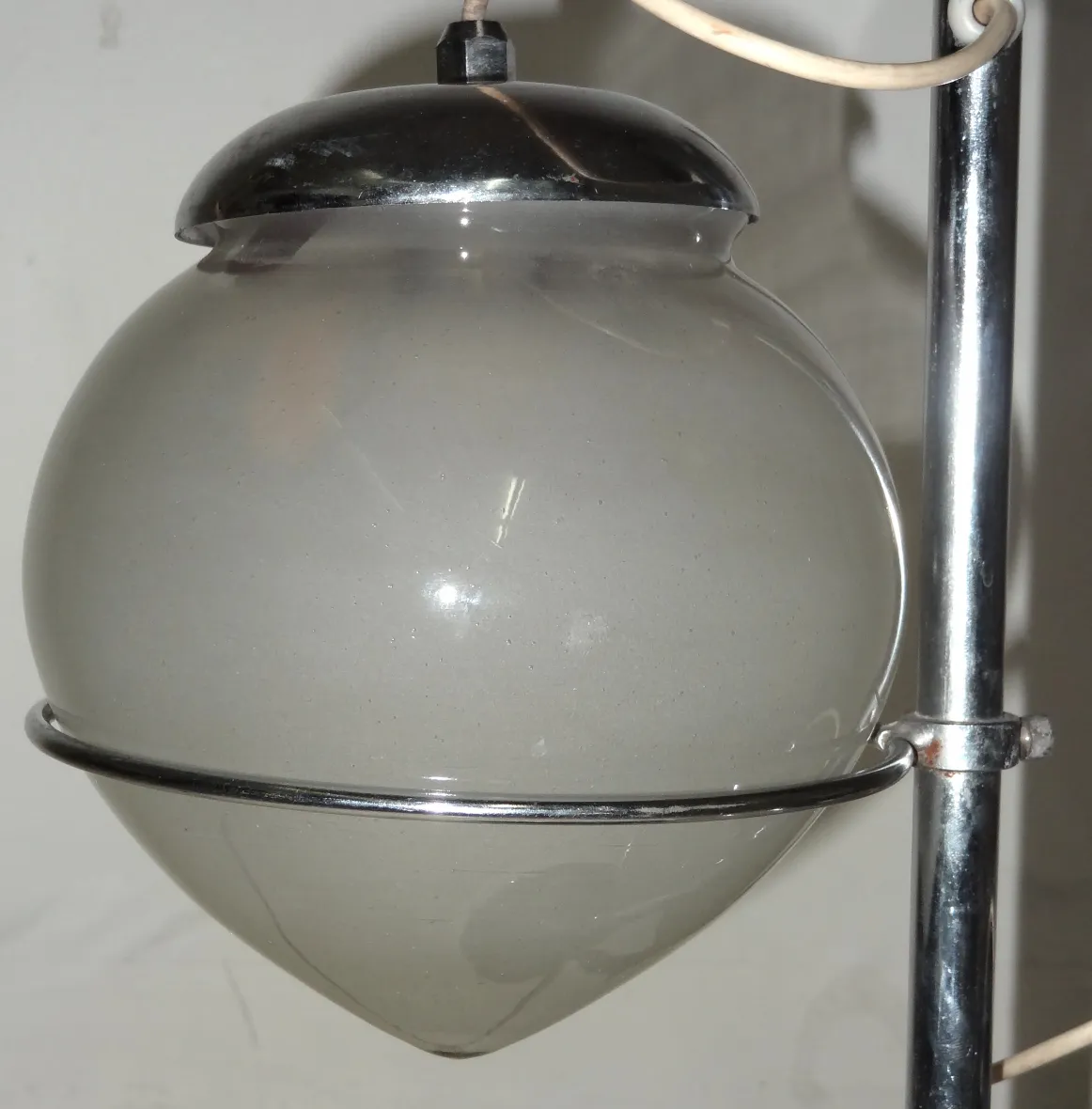 antike tischlampe mit sphärischem design in einem klassischen ambiente