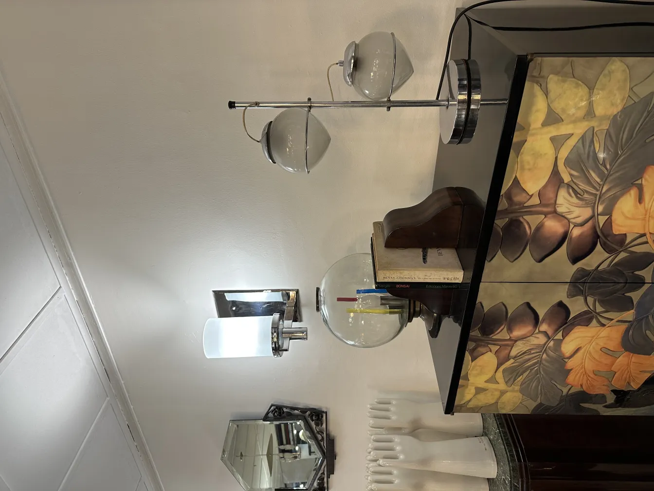 Lampada da tavolo antica con luce brillante e dettagli decorativi in un ambiente elegante.