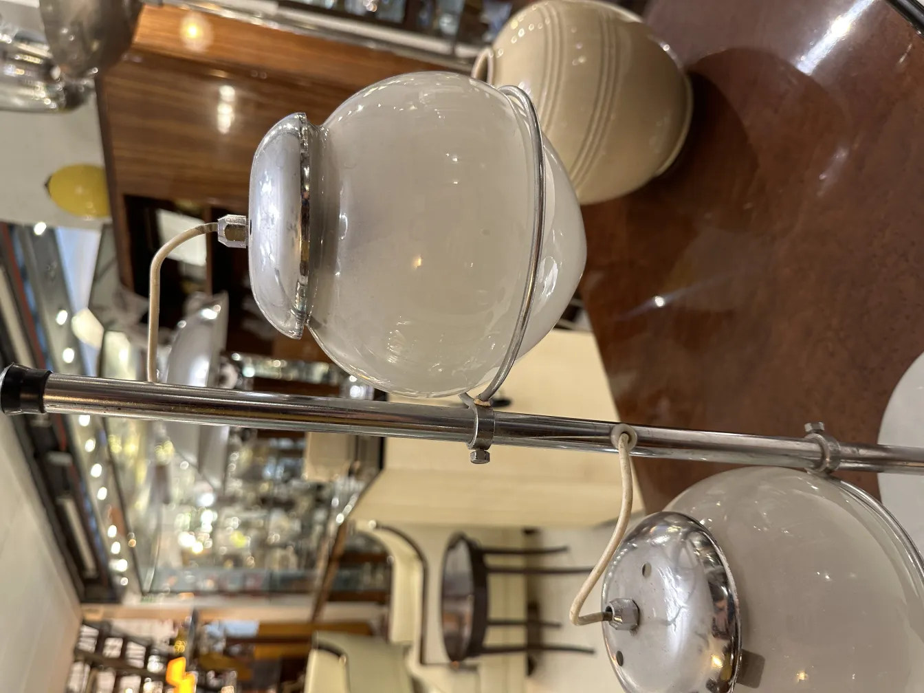 Antike Tischlampe mit weichweißem Design und Licht