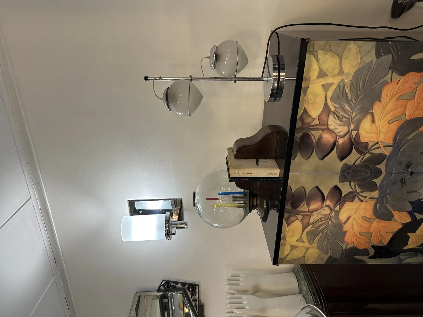 Antiga luminária de mesa com duas esferas de luz e fundo floral