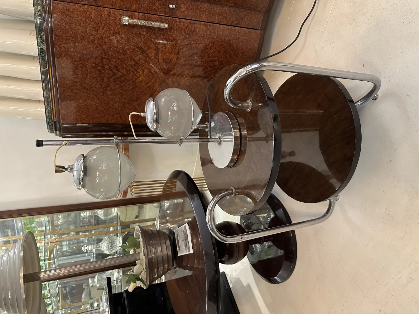 lámpara de mesa antigua con base curvada en un ambiente elegante