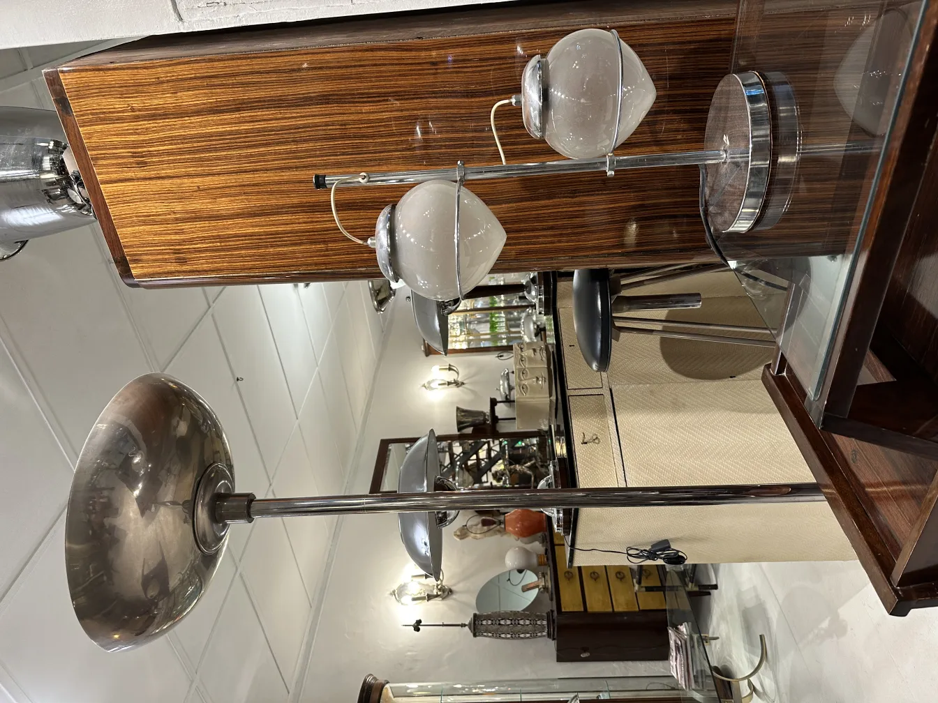 Ancienne lampe de bureau avec une base moderne et des abat-jours en verre, dans un cadre élégant avec des meubles d'époque.