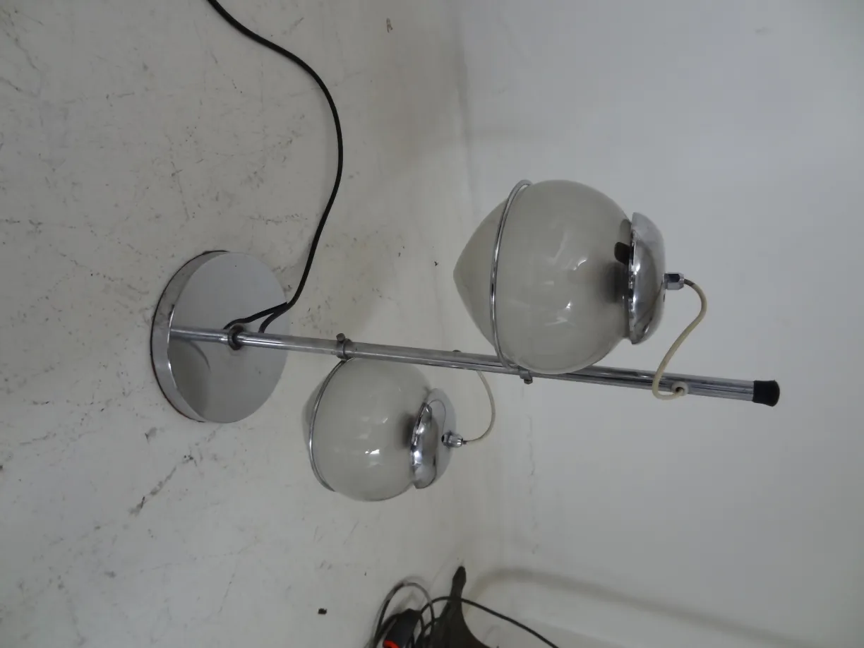 Lampada da tavolo antica con due sfere su uno sfondo chiaro