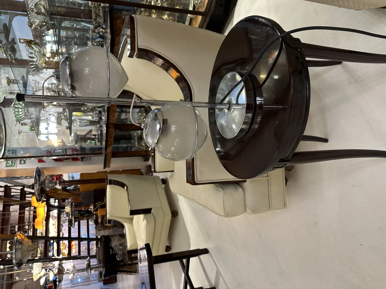 Lampe de bureau ancienne avec deux luminaires dans un cadre élégant